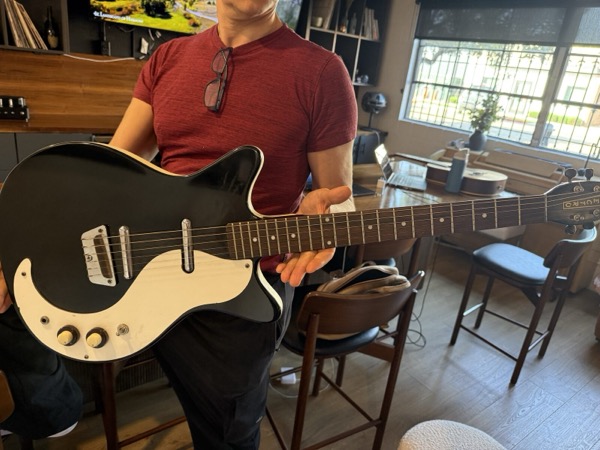 Black single-cut electric, Danelectro style